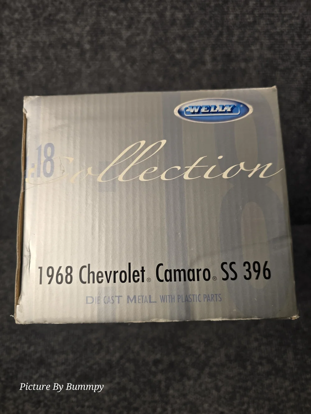 1:18 scale Welly diecast model of a 1968 Chevrolet Camaro SS 396 - Blue